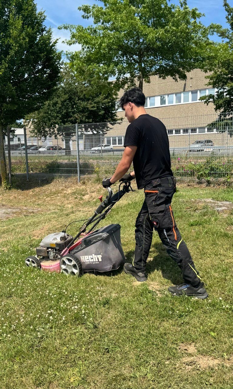 GlanzWerk-Mitarbeiter beim Rasenmähen an einem Gewerbeobjekt in Hannover