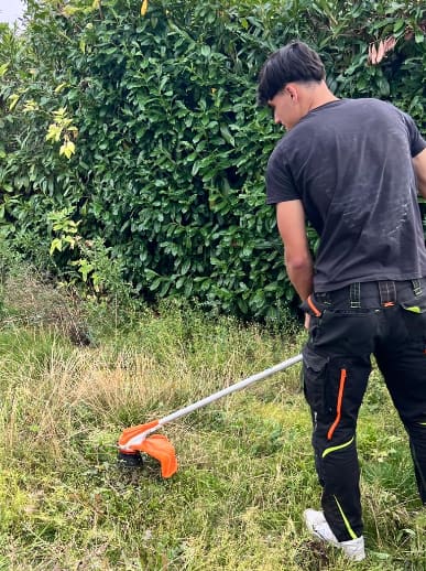 GlanzWerk Service bei der Arbeit im Garten