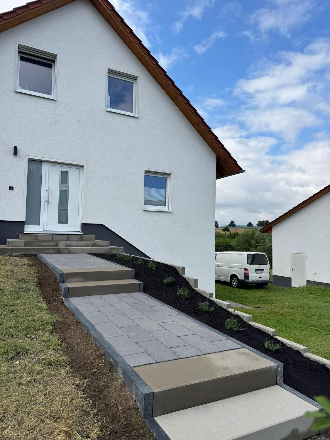 Neu gestalteter Eingangsbereich an einem Wohnhaus – Referenz von GlanzWerk Service