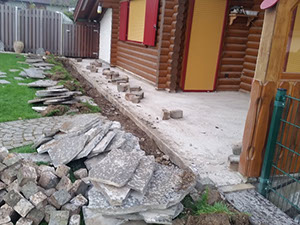 Während der Arbeiten: alter Plattenbelag am Blockhaus ist aufgenommen, der Unterbau liegt frei